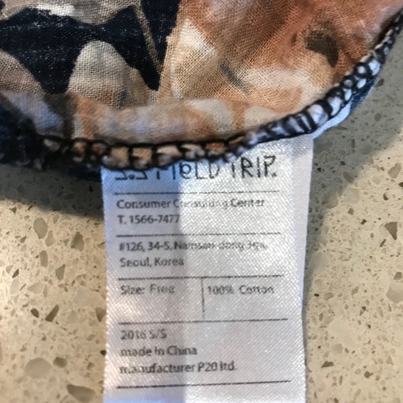 Cute floral cold shoulder cropped cotton blouse - Picture 9 of 9